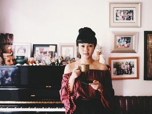 Pose Keren Yura Yunita Cicip Teh dan Ngemil Croissant