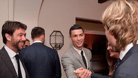 Cristiano Ronaldo merayakan natal pertamanya di Juventus. Pada acara makan malam, Ronaldo disambut pemilik klub Andrea Agnelli dan menyalami legenda klub, Pavel Nedved. (Foto: Instagram @juventus)