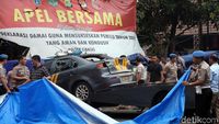 Polisi Evakuasi Mobil yang Dirusak Massa di Polsek Ciracas