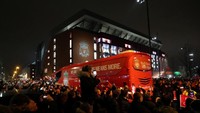 Puluhan ribu suporter Liverpool sudah memadati stadion Anfield ketika bus yang membawa para pemain tiba. (Jon Super/REUTERS)