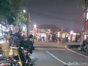 Mobil dan Sepeda Motor di Depan Polsek Ciracas Digulingkan Massa