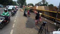 Polsek Ciracas Ditutup Tripleks dan Digaris Polisi