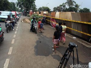 Polsek Ciracas Ditutup Tripleks dan Digaris Polisi