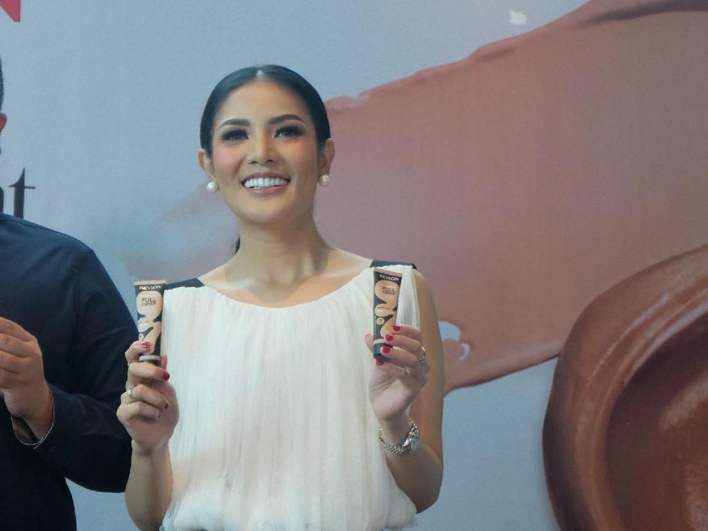 Ini Produk Makeup yang Wajib Dipakai Nindy Saat Keluar Rumah Ini Produk Makeup yang Wajib Dipakai Nindy Saat Keluar Rumah