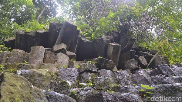 Foto: Batu Persegi yang Misterius di Pekalongan