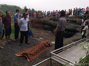 Pencari Pasir Tewas Terkubur Saat Bekas Galian C Ambrol Pencari Pasir Tewas Terkubur Saat Bekas Galian C Ambrol