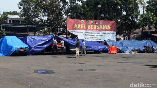Mobil yang Dirusak di Polsek Ciracas Ditutupi Terpal