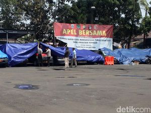 Mobil yang Dirusak di Polsek Ciracas Ditutupi Terpal