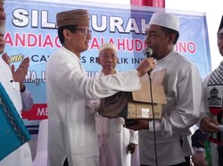 Terharu Dapat Sumbangan dari Ulama Kota Medan, Sandiaga Menangis