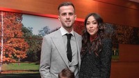 Miralem Pjanic membawa serta istrinya, Josepha, dan anaknya ke perayaan natal Juventus tahun ini. (Foto: Instagram @miralem_pjanic)