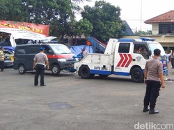 Mobil yang Dirusak di Polsek Ciracas Mulai Dievakuasi