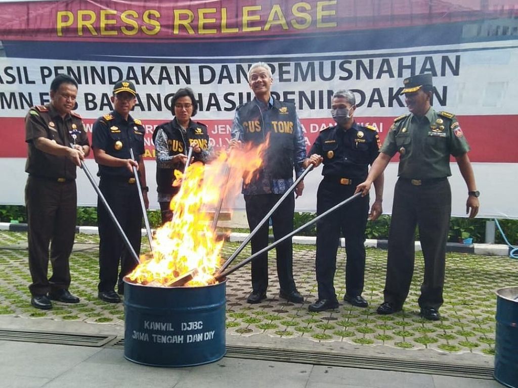 Sri Mulyani Musnahkan Barang Ilegal yang Rugikan Negara Rp 55 M Sri Mulyani Musnahkan Barang Ilegal yang Rugikan Negara Rp 55 M