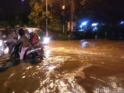 Hujan Satu Jam, Genangan Air di Surabaya Bikin Mogok Motor