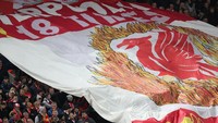 Banner besar bergambar lambang Liverpool dibentangkan di tribun The Kop untuk menakuti Napoli. (Jon Super/REUTERS)