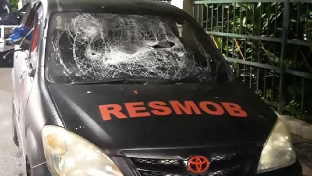 Penampakan Mobil Polisi yang Dirusak Massa Penyerang Polsek Ciracas