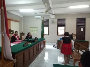 WN Inggris Penampar Staf Imigrasi Bali Bikin Ricuh, Hakim: Shut Up! WN Inggris Penampar Staf Imigrasi Bali Bikin Ricuh, Hakim: Shut Up!