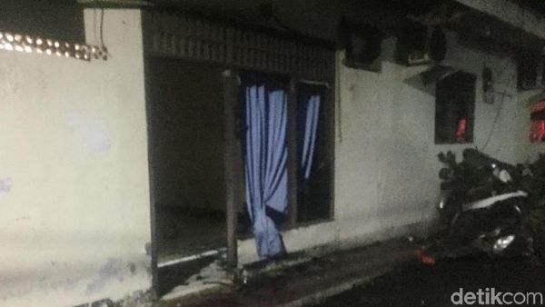 Penampakan Bagian Polsek Ciracas yang Dirusak Massa