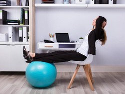 Lelah Duduk Seharian? Coba Lemesin dengan Gerakan Yoga Ini