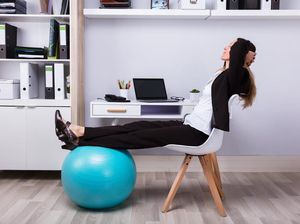 Lelah Duduk Seharian? Coba Lemesin dengan Gerakan Yoga Ini Lelah Duduk Seharian? Coba Lemesin dengan Gerakan Yoga Ini