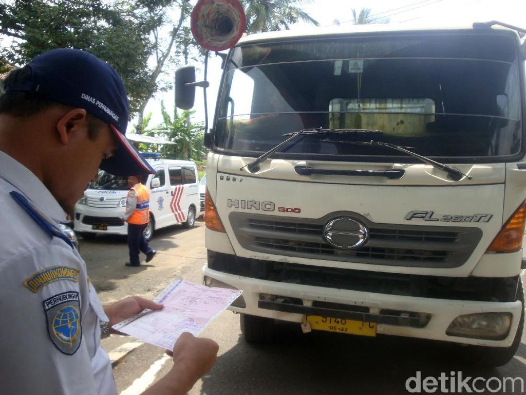 Jembatan Timbang Rusak, Truk Lewat Bumiayu Melebihi Muatan Jembatan Timbang Rusak, Truk Lewat Bumiayu Melebihi Muatan