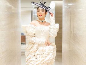 Begini Hebringnya Gaya Ayu Dewi Dandan di Mobil