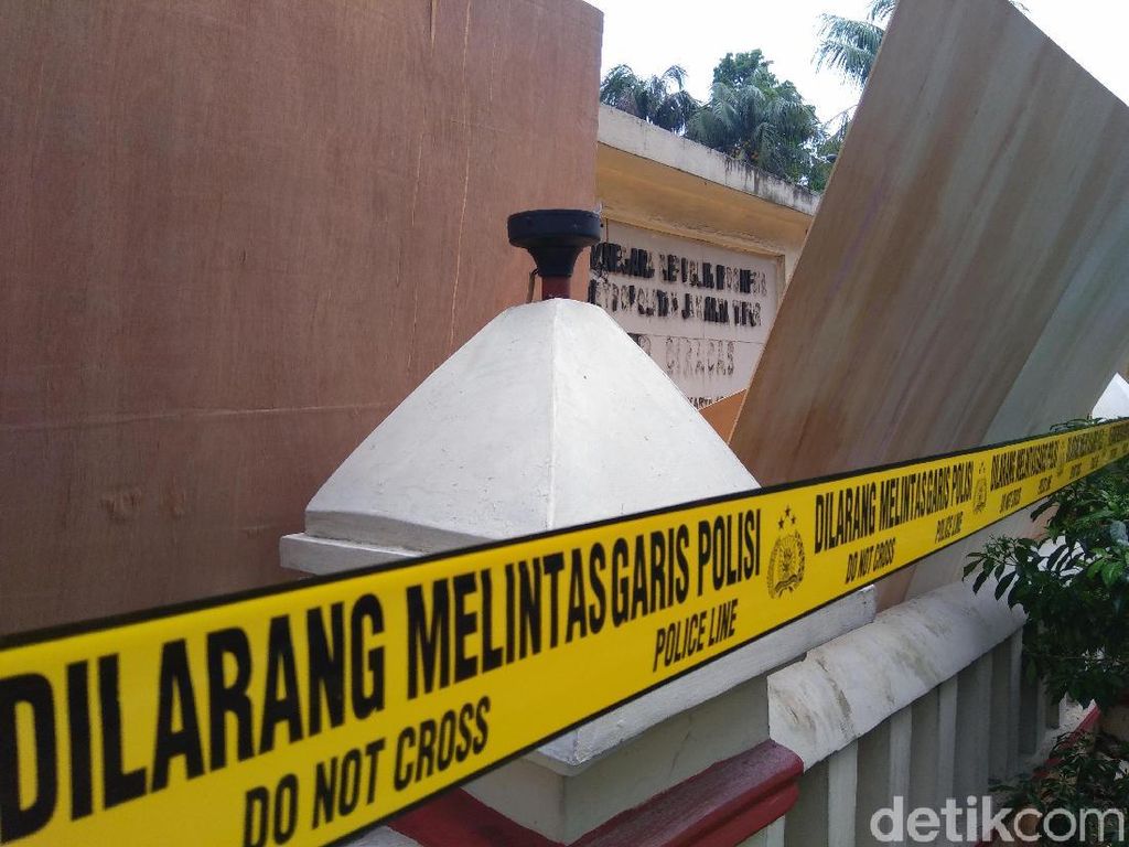 Kompolnas Minta Polri-TNI Usut Penyerangan di Polsek Ciracas Kompolnas Minta Polri-TNI Usut Penyerangan di Polsek Ciracas