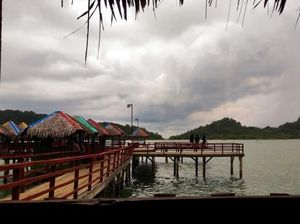 Santai Sejenak di Atas Laut Lhok Seudu yang Indah Santai Sejenak di Atas Laut Lhok Seudu yang Indah