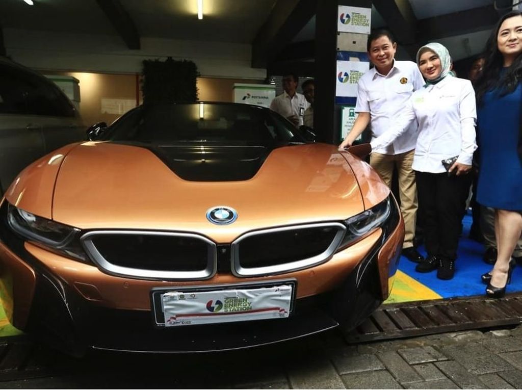 Pertamina Gandeng BMW Perkenalkan Stasiun Pengisian Energi Listrik Pertamina Gandeng BMW Perkenalkan Stasiun Pengisian Energi Listrik