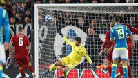 Gawang Liverpool nyaris kebobolan di injury time andaikan Alisson Becker tak menepis sepakan Arkadiusz Milik dari jarak dekat. (Carl Recine/Reuters)