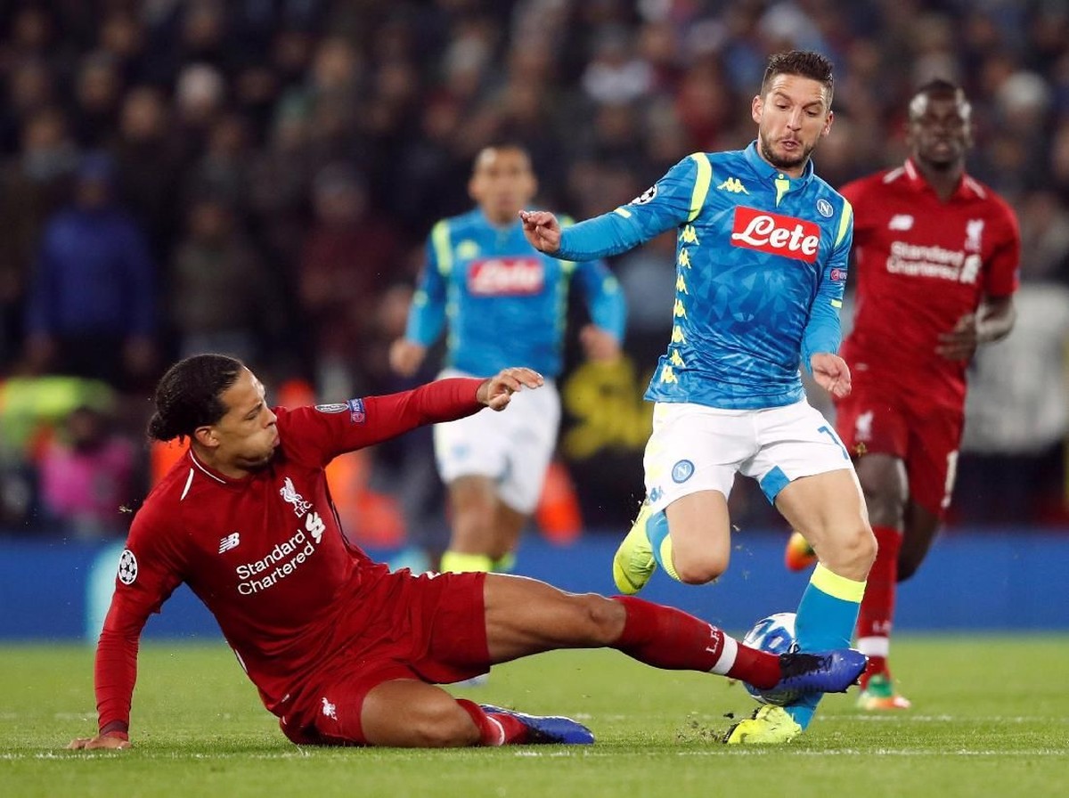 Virgil van Dijk dianggap layak dikartu merah karena tekelnya pada Dries Mertens. (Foto: Carl Recine/Action Images via Reuters)