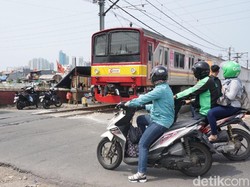 Ramai Kendaraan, Tapi Perlintasan Kereta di Tambora Tak Berpalang