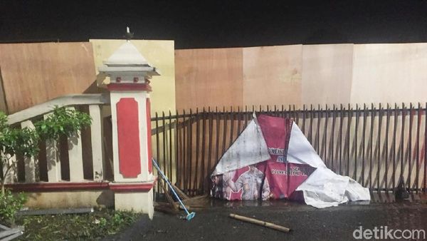 Foto: Pascaperusakan, Polsek Ciracas Ditutup Tripleks