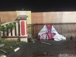 Foto: Pascaperusakan, Polsek Ciracas Ditutup Tripleks