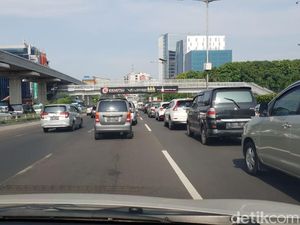 Tol Cawang Arah Kuningan Jakarta Macet Pagi Ini