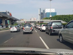 Tol Cawang Arah Kuningan Jakarta Macet Pagi Ini