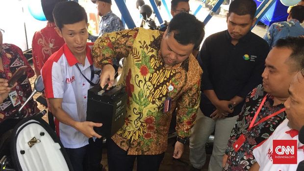 Baterai motor listrik Viar Q1 bisa lepas pasang.