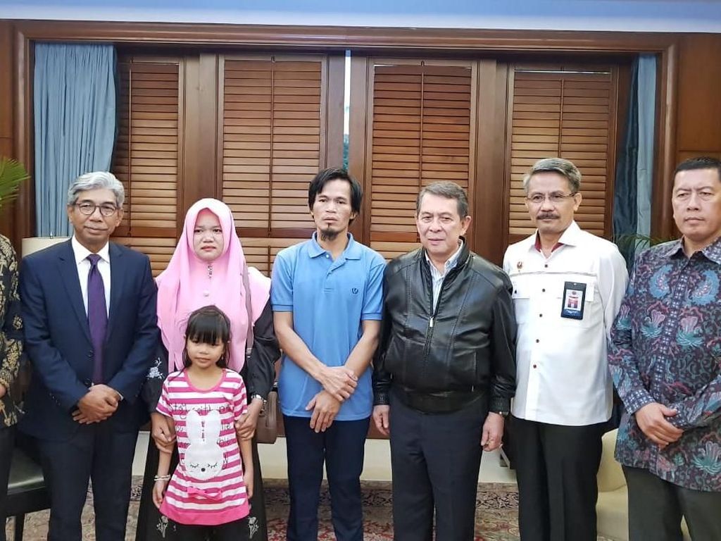 Kemlu Serahkan WNI yang Diculik di Perairan Pulau Sabah ke Keluarga Kemlu Serahkan WNI yang Diculik di Perairan Pulau Sabah ke Keluarga