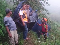 Mobil Berisi Satu Keluarga Masuk Jurang di Mojokerto