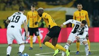 Stade de Suisse Wankdorf yang jadi tempat laga punya lapangan sintetis yang kerap merepotkan tim-tim lawan. Juventus pun terlihat kesulitan bermain di sana. (REUTERS/Denis Balibouse)