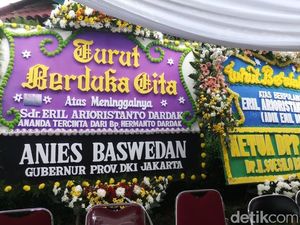 Anies Hingga SBY Kirim Karangan Bunga ke Rumah Duka Adik Emil Dardak Anies Hingga SBY Kirim Karangan Bunga ke Rumah Duka Adik Emil Dardak