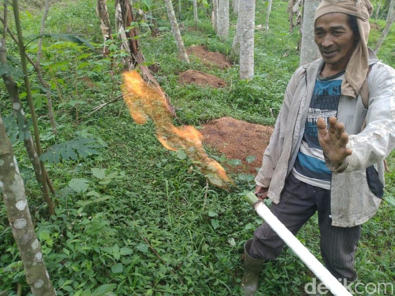 Semburan Gas Alam di Banjarnegara Ini Ditelantarkan Begitu Saja Semburan Gas Alam di Banjarnegara Ini Ditelantarkan Begitu Saja