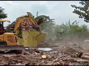 Ratusan Bangunan Liar di Pinggir Sungai Pemali Brebes Dibongkar