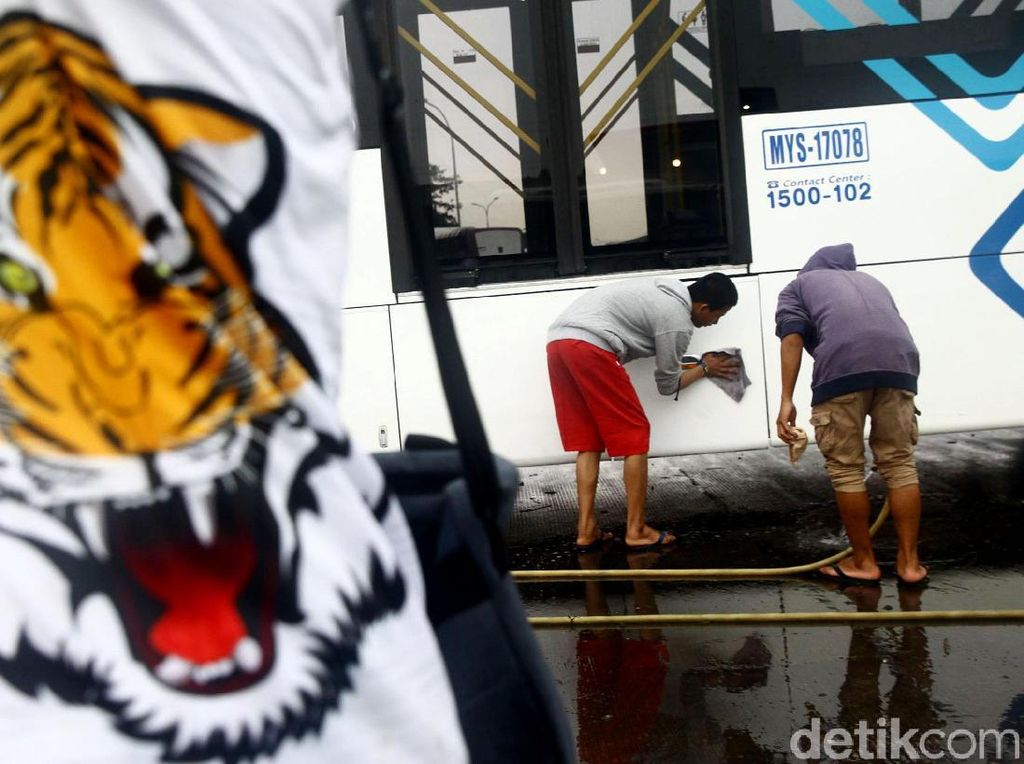Aksi The Jakmania Cuci Bersih Bus TransJakarta Aksi The Jakmania Cuci Bersih Bus TransJakarta