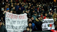 Dukungan penuh suporter Juventus untuk timnya yang bertanding jauh-jauh ke Bern, Swiss. Cristiano Ronaldo tentu jadi sosok paling ditunggu-tunggu. (REUTERS/Denis Balibouse)