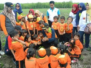 Ajak Lindungi Hutan, Anak-anak Diajak Menanam Pohon Ajak Lindungi Hutan, Anak-anak Diajak Menanam Pohon