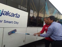 Aksi TransJ-Jakmania Bersihkan Coretan JKT DAY di Bus