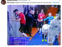 MU menelan kekalahan 1-2 saat melawan Valencia di Mestalla, Kamis (13/12/2018) dinihari WIB. Phil Jones mncetak gol bunuh diri, dia sampai diejek tak bisa menemukan jalan ke lapangan di babak kedua. (Foto: Internet/Twitter)