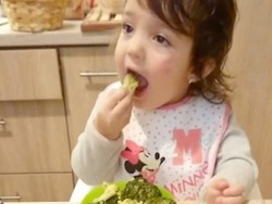 Gemas! Gadis Cilik Ini Tolak Cokelat Enak Demi Semangkuk Brokoli Rebus