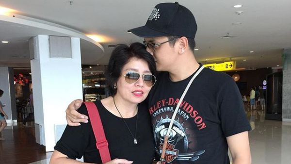 Gaya Kompak Kevin Julio dan Bundanya Kayak Sahabat