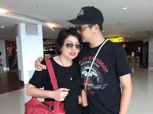 Gaya Kompak Kevin Julio dan Bundanya Kayak Sahabat